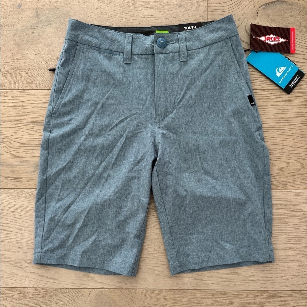 NWT Boys Youth Quicksilver Amphibian shorts size 23
Color (gray/blue)